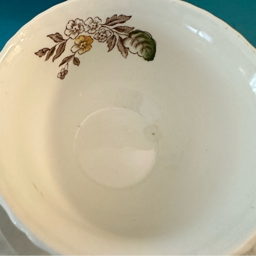 Johnson Bros English Windsor Ware Pomona Set of 4 Tea Cups & Saucers w/ Creamer - Picture 4 of 7